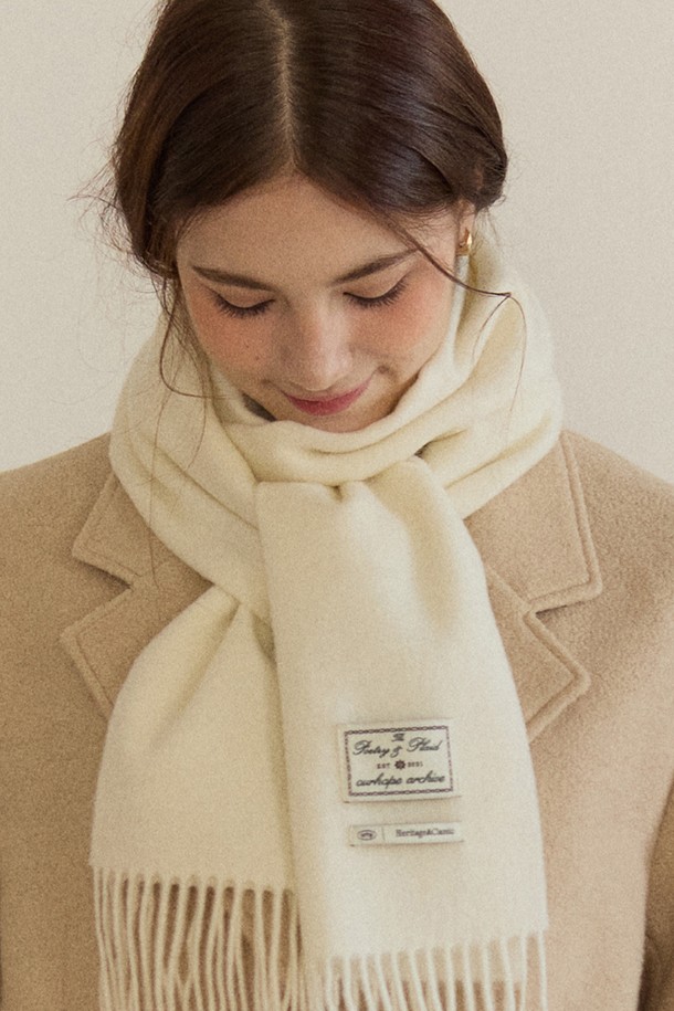 Ordinary Wool 머플러 - 아이보리는 베이직하고 클래식한 스타일의 울 소재 머플러입니다. 쌀쌀한 가을, 겨울철 일상과 모임룩에 모두 잘 어울리며, 부드러운 촉감과 두꺼운 두께로 뛰어난 보온성을 제공합니다. 아이보리 컬러의 무지 디자인에 프린지 디테일이 더해져 포인트를 더했습니다. 출근룩이나 미니멀, 캐주얼 스타일에도 활용하기 좋습니다.
