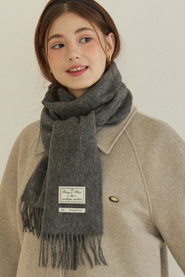 차콜 색상의 Ordinary 울 머플러는 가을, 겨울철 당신의 스타일을 완성해 줄 베이직하고 클래식한 머플러입니다. 부드러운 촉감의 울 소재로 제작되어 뛰어난 보온성을 제공하며, 일상 및 출근룩, 모임룩에 모두 잘 어울립니다. 미니멀하고 캐주얼한 스타일을 연출하기 좋으며, 무지 디자인과 프린지 디테일이 은은한 포인트를 더합니다. Ordinary 브랜드 라벨이 고급스러움을 더하며, 어떤 옷차림에도 자연스럽게 매치되어 폭넓은 활용이 가능합니다.
