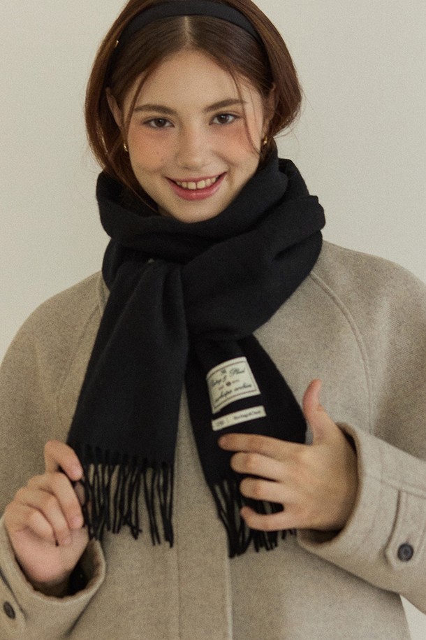 오디너리 울 머플러 - 블랙은 부드러운 촉감의 울 소재로 제작되어 가을과 겨울철 보온성을 책임지는 머플러입니다. 무지 디자인에 블랙 컬러로 어떤 스타일에도 쉽게 매치할 수 있으며, 프린지 디테일이 은은한 포인트를 더합니다. 두꺼운 두께감으로 따뜻함을 유지하며, 베이직한 스타일을 선호하는 분들께 추천합니다. 남녀 공용으로 착용 가능하며, 브랜드 라벨이 부착되어 있습니다. 클래식, 미니멀, 캐주얼 등 다양한 스타일링에 활용할 수 있는 데일리 머플러입니다.
