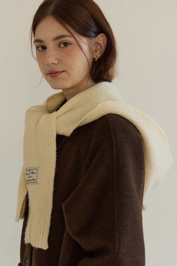 아이보리 컬러의 울 후드 발라클라바 머플러입니다. 깊은 모자 깊이와 부드러운 촉감으로 편안한 착용감을 선사하며, 겨울철 보온과 방한에 탁월한 기능을 제공합니다. 울 소재로 제작되어 따뜻하고, 무지 디자인에 후드가 더해져 미니멀, 클래식, 캐주얼 스타일 모두 소화 가능합니다. 목도리 일체형 디자인으로 실용성을 더했으며, 추운 날씨에도 스타일리시하게 연출할 수 있습니다.
