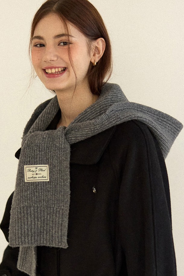 멜란지 그레이 컬러의 울 후드 발라클라바 머플러는 겨울과 가을철 방한을 위한 필수템입니다. 깊은 모자 깊이와 부드러운 촉감, 두꺼운 울 소재로 제작되어 뛰어난 보온성을 제공합니다. 목도리 일체형 디자인으로, 캐주얼, 미니멀, 클래식 스타일의 출근룩과 등산룩에 모두 잘 어울립니다. 무지 패턴으로 어떤 스타일에도 쉽게 매치할 수 있으며, 후드 디자인으로 더욱 따뜻하고 스타일리시하게 연출할 수 있습니다. 남녀 공용으로 착용 가능하며, 추운 날씨에도 포근함을 선사합니다.
