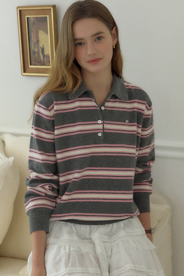 핑크와 그레이 컬러 배색의 멀티 스트라이프 패턴이 돋보이는 Multi Stripe Collar Knit (멀티 스트라이프 카라 니트)입니다. 부드러운 촉감의 니트 소재로 제작되어 가을, 겨울 시즌에 따뜻하게 착용하기 좋습니다. 레귤러 핏에 긴 소매 기장으로 디자인되었으며, 카라넥과 버튼 디테일이 캐주얼하면서도 클래식한 무드를 더합니다. 넉넉한 두께감으로 편안한 착용감을 선사하며, 일상 속에서 다양한 스타일링을 연출할 수 있습니다.
