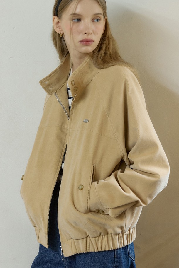 베이지 컬러의 코듀로이(corduroy) 버튼 포인트 블루종 재킷입니다. 봄, 가을 간절기에 활용하기 좋은 루즈핏 디자인으로, 캐주얼하고 미니멀한 스타일을 연출합니다. 부드러운 촉감의 코듀로이 소재로 제작되어 편안하게 착용할 수 있으며, 크롭 기장과 포인트 카라, 버튼 디테일이 특징입니다. 일상복은 물론, 봄 소풍룩에도 잘 어울리는 기본 아이템입니다.
