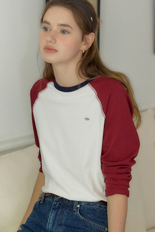 버건디 색상과 화이트 배색이 돋보이는 투톤 라글란 티셔츠입니다. 부드러운 면 소재로 제작되어 편안한 착용감을 선사하며, 봄, 가을 시즌 일상복으로 활용하기 좋습니다. 라운드넥과 긴소매 디자인으로 캐주얼하고 베이직한 스타일을 연출하며, 산책룩과 미니멀한 스타일을 즐겨 입는 여성에게 추천합니다. 레귤러핏으로 제작되어 레귤러 기장 상의와 함께 편안하게 착용할 수 있습니다.
