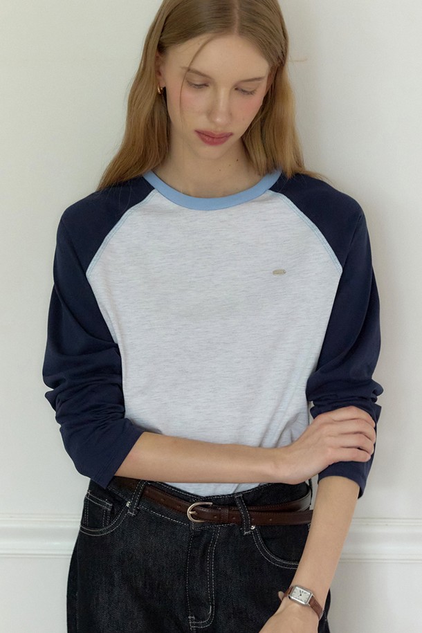 네이비 투톤 래글런 티셔츠는 여성분들을 위한 베이직하고 캐주얼한 스타일의 상의입니다. 부드러운 면 소재로 제작되어 봄, 가을철 산책룩에 편안하게 착용하기 좋습니다. 레귤러 핏에 라운드넥 디자인으로, 래글런 소매가 특징입니다. 네이비, 그레이, 스카이블루 세 가지 컬러로 출시되어 취향에 맞게 선택할 수 있습니다.
