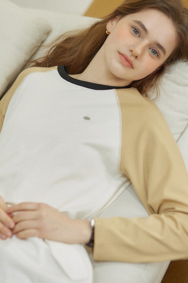 베이지 컬러의 투톤 래글런 티셔츠입니다. 부드러운 면 소재로 제작되어 편안한 착용감을 선사하며, 봄, 가을에 입기 좋습니다. 라운드넥에 긴 소매 기장으로 디자인되었으며, 레귤러핏으로 제작되어 캐주얼하고 미니멀한 스타일을 연출합니다. 래글런 소매와 투톤 배색이 특징으로, 베이직하면서도 세련된 느낌을 더합니다. 일상복으로 활용하기 좋은 아이템입니다.
