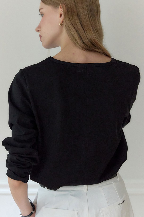 실키한 소재감으로 부드러운 촉감이 돋보이는 로고 실키 유넥 반소매 티셔츠입니다. 베이직한 디자인으로 미니멀, 클래식, 캐주얼 등 다양한 스타일을 연출할 수 있습니다. 봄, 여름 시즌에 적합하며, 데이트룩 및 출근룩에 활용하기 좋습니다. 레귤러핏으로 편안하게 착용 가능하며, 무지 디자인의 블랙 컬러로 어떤 하의에도 잘 어울립니다. U넥 라인과 얇은 두께감으로 시원하게 입을 수 있습니다.
