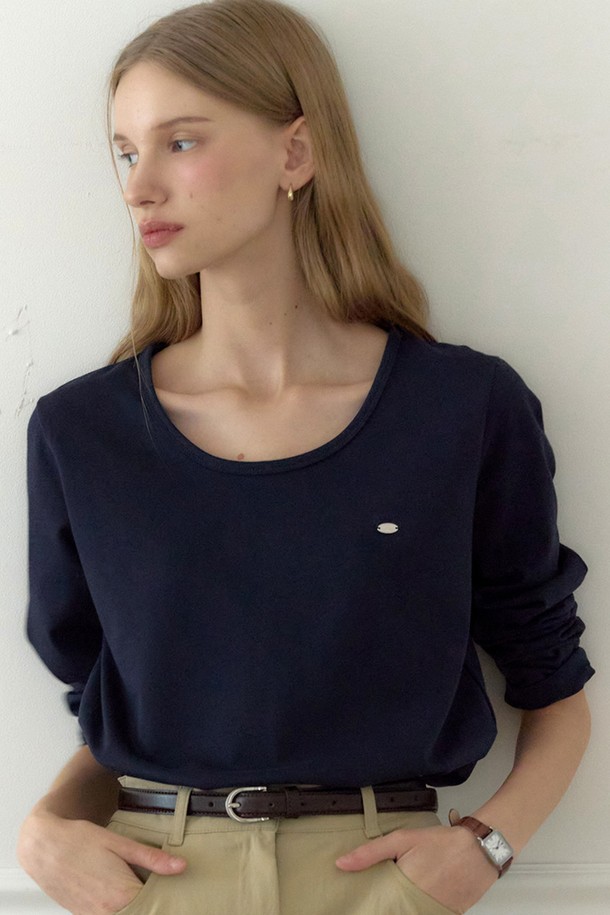 부드러운 실크 소재의 여성용 Logo 실키 U넥 긴 소매 티셔츠입니다. 미니멀하고 베이직한 스타일로, 봄, 여름, 가을 계절에 활용하기 좋습니다. 얇은 두께감과 실키한 소재감으로 편안한 착용감을 선사하며, 레귤러핏으로 제작되었습니다. 네이비 컬러의 무지 디자인으로 다양한 룩에 매치하기 용이합니다.
