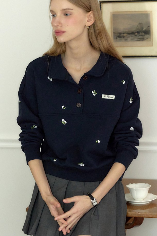 마가렛 자수 버튼다운 스웨트셔츠 - 네이비는 여성스러운 무드를 더해줄 캐주얼 스타일의 스웨트셔츠입니다. 부드러운 면 소재로 제작되어 편안한 착용감을 선사하며, 봄, 가을 시즌에 적합합니다. 네이비 컬러에 플라워 자수 디테일이 더해져 포인트를 주며, 레귤러핏과 폴로넥 디자인으로 클래식한 분위기를 연출합니다. 데이트룩, 봄 소풍룩에 잘 어울리며, 버튼다운 디자인으로 다양한 스타일을 연출할 수 있습니다. 긴 소매 기장과 보통 두께감으로 간절기에도 활용하기 좋은 아이템입니다.
