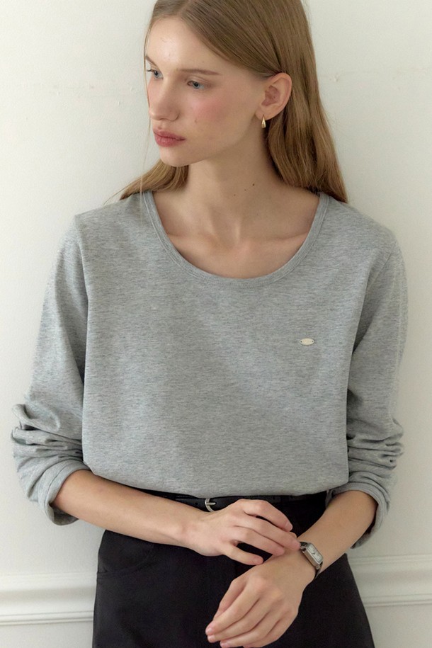 "Logo 실키 U넥 긴소매 티셔츠 - 멜란지 그레이"는 부드러운 촉감과 실키한 소재감이 돋보이는 여성용 상의입니다. 베이직하고 미니멀한 스타일로, 봄, 여름, 가을 계절에 활용 가능하며 레귤러 핏으로 편안하게 착용할 수 있습니다. U넥 디자인과 긴소매, 무지 및 로고 패턴이 특징이며, 출근룩과 데이트룩 등 다양한 TPO에 매치하기 좋습니다. 얇은 두께감으로 가볍게 입기 좋으며, 미니멀, 클래식, 캐주얼 스타일을 즐기는 분들께 추천합니다.
