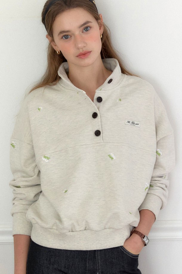 마가렛 자수 버튼다운 스웨트셔츠 - 오트밀은 부드러운 면 소재로 제작되어 편안한 착용감을 선사합니다. 베이직하고 캐주얼한 스타일로, 봄, 가을, 겨울 모두 활용 가능하며, 레귤러 핏에 긴 소매 기장으로 제작되었습니다. 헨리넥 디자인과 버튼다운 디테일이 돋보이며, 자수 장식으로 포인트를 더했습니다. 두꺼운 두께감으로 따뜻하게 착용할 수 있는 데일리 스웨트셔츠입니다.
