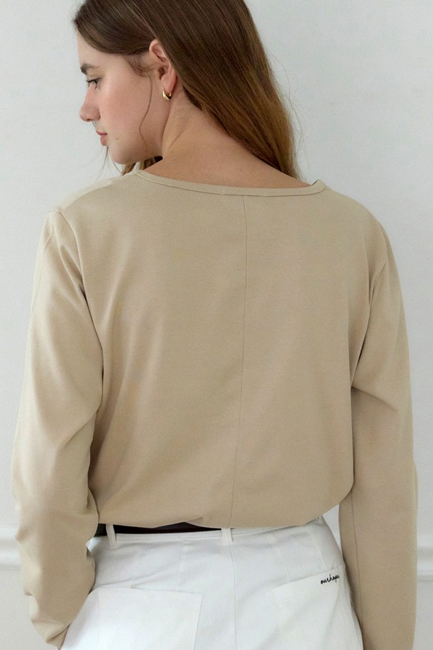 베이지 컬러의 Logo 실키 U넥 긴소매 티셔츠입니다. 실크 소재로 제작되어 부드러운 촉감을 선사하며, 봄, 여름, 가을 계절에 착용하기 좋습니다. 미니멀하고 베이직한 스타일로, 출근룩과 모임룩 모두 활용 가능합니다. 레귤러 핏에 U넥 디자인으로 세련된 실루엣을 연출하며, 얇은 두께감으로 편안하게 착용할 수 있습니다. 무지 패턴에 로고 디테일이 더해져 포인트를 줍니다.
