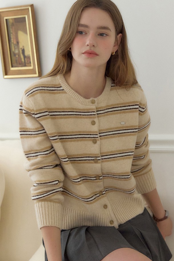 베이지 컬러의 멀티 스트라이프 패턴이 돋보이는 여성용 라운드넥 크롭 가디건입니다. 울과 아크릴 혼방 소재로 제작되어 부드러운 촉감과 두꺼운 두께감으로 봄, 가을에 따뜻하게 착용하기 좋습니다. 베이직하면서도 클래식한 디자인으로 다양한 스타일 연출이 가능하며, 톤온톤의 스트라이프 패턴이 은은한 포인트를 더합니다. 버튼업 디자인으로 간편하게 여밀 수 있으며, 레귤러핏으로 편안하게 착용할 수 있습니다. 데일리룩에 활용하기 좋은 아이템입니다.
