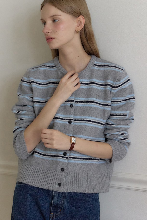 멜란지 그레이 컬러의 멀티 스트라이프 라운드넥 가디건은 여성 의류로, 부드러운 촉감과 중간 두께감으로 봄, 가을, 겨울 시즌에 활용하기 좋습니다. 데일리룩, 데이트룩 모두 소화 가능한 캐주얼 스타일의 이 니트/스웨터는 릴랙스핏으로 편안하게 착용 가능하며, 립 디테일과 시그니처 장식이 특징입니다. 울, 폴리에스테르, 나일론, 아크릴, 스판덱스 등의 혼방 소재로 제작되어, 단품 또는 이너로 다양한 스타일링을 연출할 수 있습니다. 라운드넥과 긴 소매 디자인은 클래식하면서도 미니멀한 무드를 자아내며, 버튼 여밈 방식으로 간편하게 착용할 수 있습니다. 멜란지 그레이와 아이보리 베이지 두 가지 컬러로 제공됩니다.
