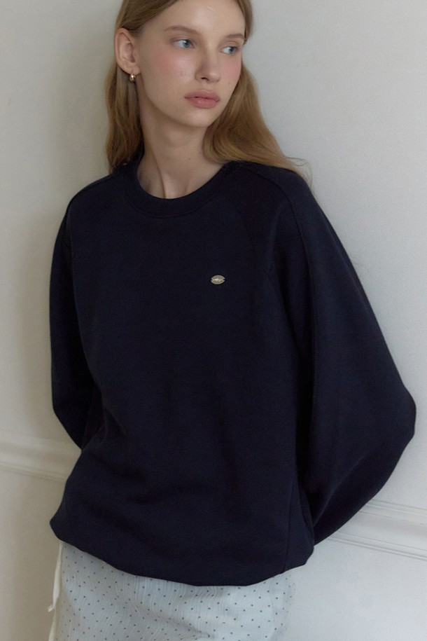 네이비 색상의 Cutline 래글런 스웨트셔츠입니다. 부드러운 면 소재로 제작되어 가을, 겨울철 따뜻하고 편안하게 착용하기 좋습니다. 루즈핏에 라운드넥 디자인으로, 베이직하면서도 캐주얼한 스타일을 연출합니다. 래글런 소매 디테일이 돋보이며, 집콕룩이나 산책룩 등 다양한 TPO에 활용 가능합니다. 미니멀, 캐주얼, 클래식 스타일을 선호하는 여성분들께 추천합니다.
