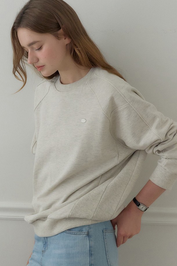 Cutline 래글런 스웨트셔츠 - 오트밀은 부드러운 면 소재로 제작되어 편안한 착용감을 선사합니다. 베이직하고 캐주얼한 스타일로, 봄, 가을, 겨울 모두 활용 가능하며, 래글런 소매 디자인이 특징입니다. 레귤러핏 라운드넥으로 제작되었으며, 오트밀과 베이지 두 가지 컬러 옵션이 있습니다. 산책룩이나 집콕룩 등 다양한 TPO에 활용하기 좋고, 미니멀, 클래식 스타일을 선호하는 여성분들께 추천합니다. 두께감 있는 소재로 제작되어 따뜻하게 착용할 수 있습니다.
