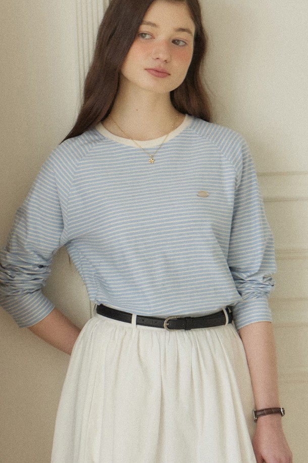 스카이 블루 스트라이프 래글런 티셔츠는 여성분들을 위한 캐주얼 스타일의 상의입니다. 부드러운 면 소재로 제작되어 봄, 여름 시즌에 얇고 편안하게 착용하기 좋습니다. 라운드넥과 긴 소매, 레귤러핏으로 디자인되었으며, 래글런 소매 디테일이 특징입니다. 베이직하면서도 미니멀한 무드로, 봄 소풍룩을 연출하기에 제격입니다. 화이트 컬러 스트라이프 패턴으로 시원하고 산뜻한 느낌을 더했습니다.
