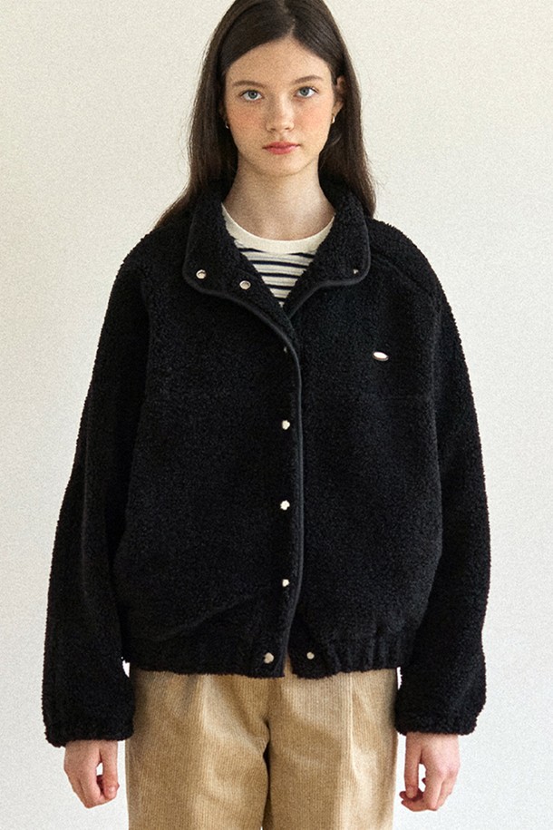 블랙 색상의 Shearling (쉬어링) 콤피 플리스 재킷입니다. 부드러운 플리스 소재로 제작되어 포근한 착용감을 선사하며, 가을과 겨울에 따뜻하게 입을 수 있습니다. 캐주얼하고 베이직한 스타일로, 어떤 옷에도 잘 어울립니다. 오버핏 디자인과 숏 기장으로 트렌디한 느낌을 더하며, 쉬어링 디테일이 돋보입니다. 스냅 버튼 여밈 방식으로 간편하게 착용 가능합니다.
