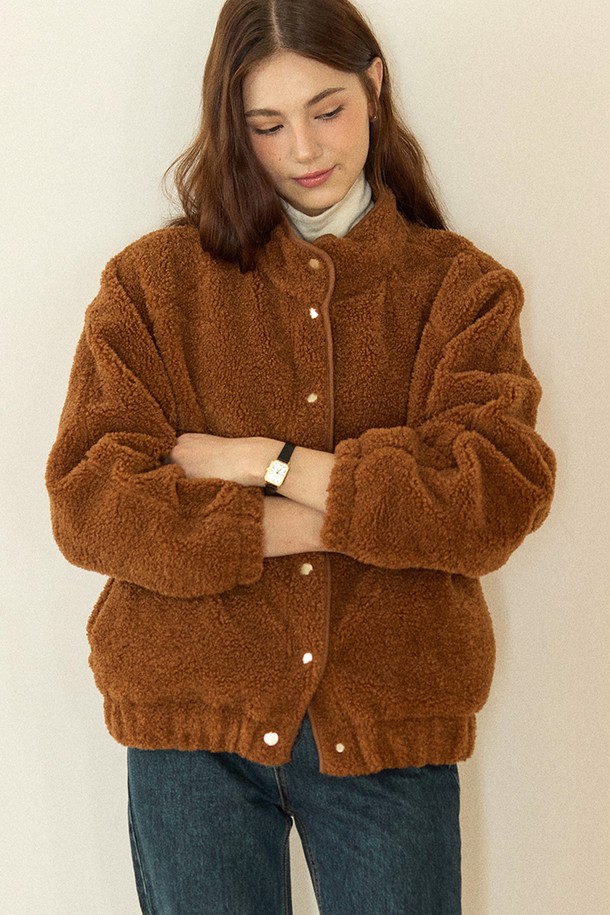 따뜻하고 포근한 Shearling Comfy 플리스 재킷, 브라운 컬러입니다. 부드러운 촉감의 플리스 소재로 제작되어 가을, 겨울 시즌에 넉넉한 오버핏으로 편안하게 착용할 수 있습니다. 쉐르파 스타일의 두꺼운 두께감과 양털, 플러피 디테일이 특징이며, 크롭 기장과 스냅 버튼 여밈으로 캐주얼한 무드를 연출합니다. 캠핑룩, 여행룩, 그리고 미니멀, 고프코어 스타일까지 다양한 룩에 활용해보세요. 데일리룩에 포인트를 더해줄 브라운 컬러의 플리스 재킷입니다.
