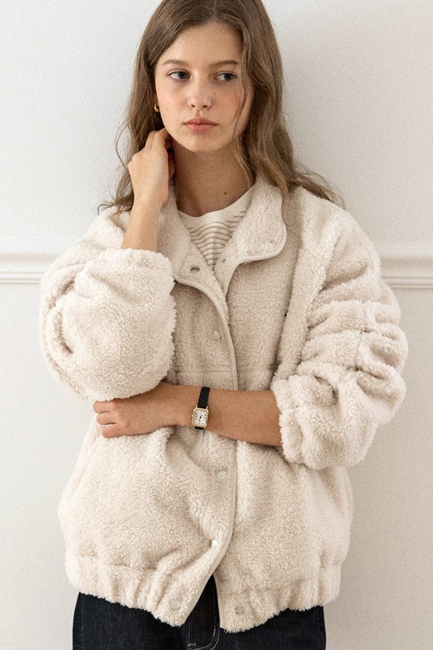 아이보리 컬러의 셔링 디테일이 돋보이는 Shearling(셜링) 콤피 플리스 재킷입니다. 부드러운 플리스 소재와 폴리에스테르를 사용하여 제작되었으며, 두꺼운 두께감으로 가을과 겨울철 따뜻하게 착용할 수 있습니다. 캐주얼하고 베이직한 스타일로, 루즈핏 크롭 기장과 집업 여밈 방식으로 편안함을 더했습니다. 일상 속에서 편안하게 즐길 수 있는 미니멀한 무드의 플리스 재킷입니다. 긴 소매 기장으로 더욱 포근한 느낌을 선사합니다.
