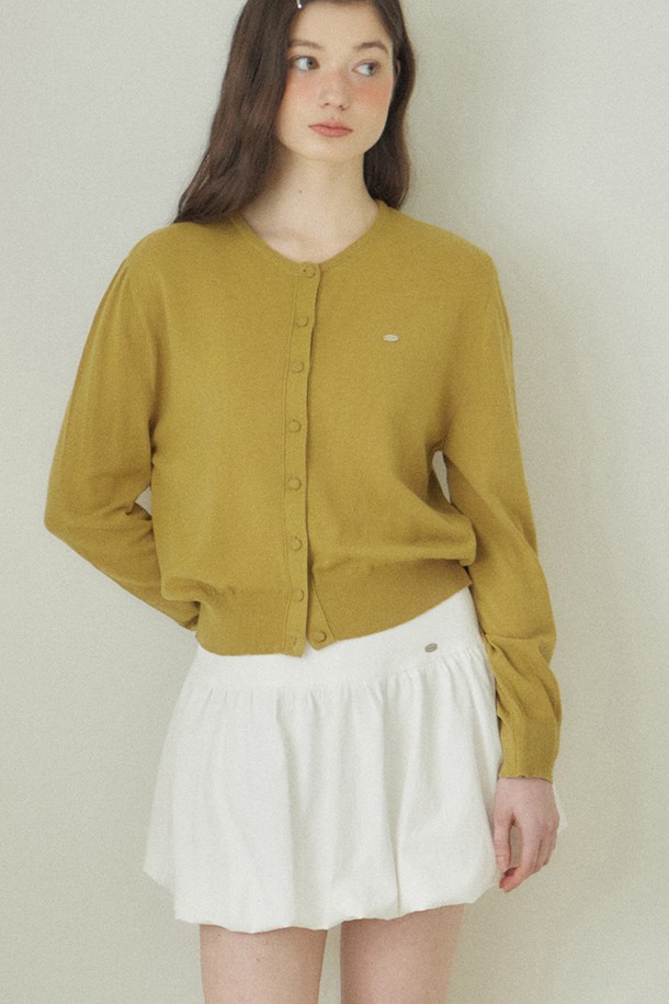 셔링 벌룬 스커트 - 화이트는 부드러운 레이온과 면 혼방 소재로 제작되어, 봄, 여름에 시원하게 착용하기 좋습니다. 캐주얼, 베이직 스타일로 일상, 데이트룩, 동네 마실룩 등 다양한 TPO에 활용할 수 있습니다. 허리 부분 셔링 디테일과 루즈핏 벌룬 실루엣이 여성스러운 분위기를 연출하며, 사이드 지퍼와 신축성 있는 소재로 편안한 착용감을 선사합니다. 미니 기장의 화이트 컬러 무지 스커트로, 로고 장식이 포인트로 더해졌습니다.
