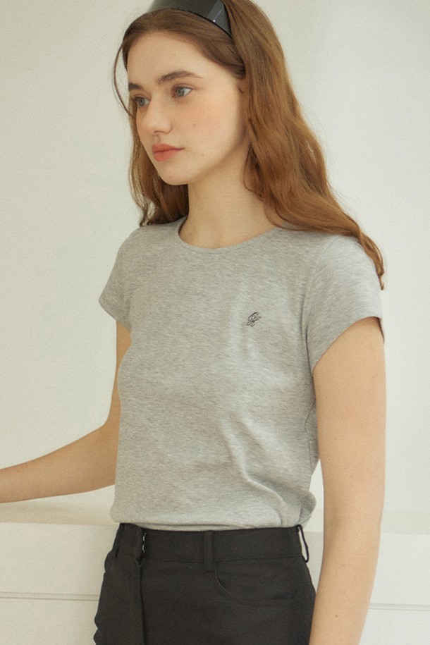 로고 반팔 티셔츠 (멜란지 그레이)는 여성용 반팔 티셔츠입니다. 부드러운 촉감의 면, 스판덱스 혼방 소재로 제작되어 데일리 및 일상에서 편안하게 착용하기 좋습니다. 슬림핏 디자인으로, 봄, 여름, 가을 시즌에 활용 가능하며, 베이직하고 미니멀한 스타일을 연출합니다. 가슴 부분의 로고 자수 디테일과 뒷면 중심 솔기, 넥라인 바인딩 처리, 소매단 이중 스티치 등의 특징을 갖습니다. 동네 마실룩, 카페룩 등 다양한 TPO에 미니멀, 클래식, 캐주얼 스타일로 연출할 수 있습니다.
