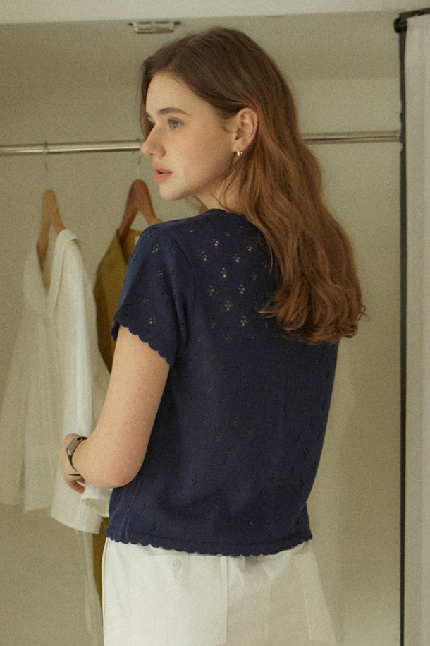 골디쉬 버튼 펀칭 가디건 - 네이비는 여성스러운 무드를 연출하는 봄 시즌 필수 아이템입니다. 부드러운 아크릴 소재와 얇은 두께감으로 편안한 착용감을 선사하며, 라운드넥과 레귤러핏 디자인으로 단정하면서도 여성스러운 실루엣을 완성합니다. 네이비, 아이보리, 레드의 세련된 컬러 팔레트로 다양한 스타일을 연출할 수 있으며, 펀칭 레이스 패턴과 스캘럽 엣지 디테일이 로맨틱한 분위기를 더합니다. 18K 골드 도금 버튼과 골드 로고 디테일이 고급스러움을 더하며, 형태 유지력과 필링 방지 기능으로 오랜 기간 변함없이 착용할 수 있습니다. 데이트룩, 카페룩과 같은 특별한 날이나 데일리룩으로 활용하여 클래식하면서도 사랑스러운 분위기를 연출해 보세요.
