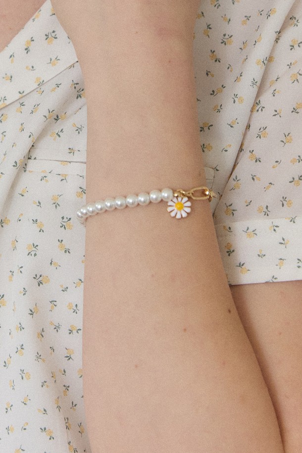 데이지 펄 체인 팔찌 - 골드는 여성스러운 매력을 더해줄 팔찌입니다. 골드 컬러의 이 팔찌는 아크릴, 스틸, 브라스 소재로 제작되었으며, 데일리룩에 포인트를 주기 좋습니다. 데이지 펜던트와 진주 장식이 돋보이며, 플라워 패턴으로 페미닌하고 캐주얼한 스타일을 연출합니다. 버클로 간편하게 착용할 수 있으며, 체인 길이 조절이 가능하여 손목에 맞게 조절할 수 있습니다. 데이트룩, 쇼핑룩 등 다양한 TPO에 활용하여 스타일을 완성해보세요.
