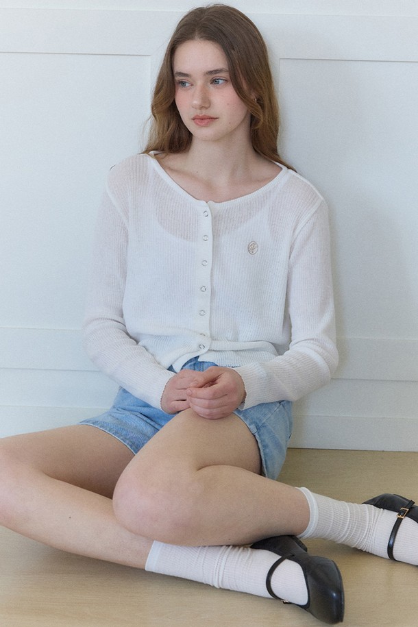 **아이보리 시어 코튼 스냅 가디건**은 얇고 부드러운 면, 아크릴 혼방 소재로 제작되어 여름과 간절기에 적합합니다. 라운드 넥에 긴 소매 기장, 레귤러 핏으로 베이직하고 미니멀한 스타일을 연출합니다. 가슴 부분의 고밀도 자수 디테일, 스냅 여밈 방식이 특징이며 통기성이 뛰어납니다. 집콕룩, 동네 마실룩, 카페룩 등 다양한 TPO에 활용 가능하며, 미니멀, 클래식, 캐주얼 스타일을 즐기는 여성분들께 추천합니다.
