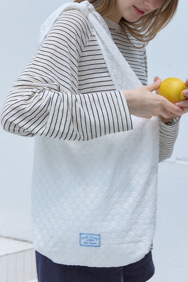 마가렛 자수 리본 백 - 아이보리는 여성스러운 스타일을 완성하는 미디엄 사이즈의 에코백입니다. 부드러운 면 소재에 섬세한 플라워 자수와 레이스, 리본 디테일이 사랑스러운 분위기를 더합니다. 가볍고 실용적인 디자인으로 일상, 쇼핑, 여행 등 다양한 TPO에 활용하기 좋습니다. 넉넉한 수납공간과 내부 포켓은 실용성을 높여줍니다. 아이보리 컬러의 사각 형태 백으로 걸리시, 로맨틱, 캐주얼 룩에 매치하여 여성스러운 스타일을 연출해보세요.
