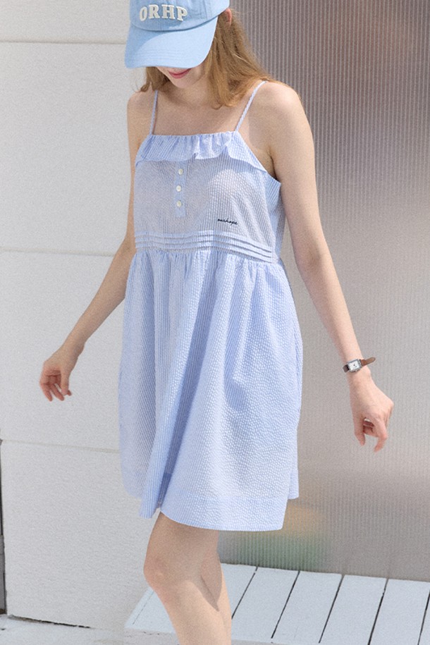 Laura 레이어드 민소매 원피스 - 스카이 블루는 시어서커 원단으로 제작되어 부드러운 촉감을 선사하며, 얇은 두께감으로 봄, 여름에 시원하게 착용하기 좋습니다. 사랑스러운 스퀘어넥 디자인에 가슴 프릴, 앞면 플리츠, 자수 디테일이 더해져 큐트하고 캐주얼한 무드를 연출합니다. A라인 핏과 릴랙스핏으로 편안한 착용감을 제공하며, 양쪽 포켓과 조절 가능한 스트랩, 허리 아래 백 지퍼로 실용성을 높였습니다. 데이트룩, 카페룩 등 다양한 TPO에 맞춰 로맨틱하고 미니멀한 스타일을 완성해보세요.
