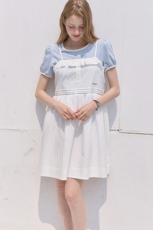 Laura (로라) 레이어드 민소매 원피스 - 화이트는 부드러운 코튼, 나일론, 폴리에스터 혼방 소재로 제작되어 시원하고 편안한 착용감을 선사합니다. 얇은 두께감과 루즈핏, 레이어드 디자인으로 귀엽고 로맨틱한 스타일을 연출하며, 데이트룩, 휴가룩, 여행룩에 적합합니다. 조절 가능한 스트랩과 앞면 플리츠, 자수 디테일이 여성스러운 포인트를 더하며, 양쪽 포켓과 허리 아래 백지퍼로 실용성을 높였습니다. 하늘색, 파란색, 화이트 색상으로 출시되어 다양한 스타일을 소화할 수 있습니다.
