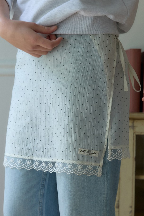 도트 레이스 레이어드 스커트 - 아이보리, 여성스러운 분위기를 연출하는 데일리 스커트입니다. 부드러운 텐셀과 나일론 혼방 소재로 제작되어 편안한 착용감을 선사하며, 얇은 두께감으로 가을에 적합합니다. A라인 핏에 허리 터널 스트링으로 사이즈 조절이 가능하며, 플로럴 패턴 레이스와 쉬어 원단, 레이스 디테일이 더해져 우아하고 클래식한 스타일을 완성합니다. 데이트룩, 카페룩, 모임룩 등 다양한 TPO에 활용 가능하며, 로맨틱, 미니멀 스타일을 즐기는 분들께 추천합니다.