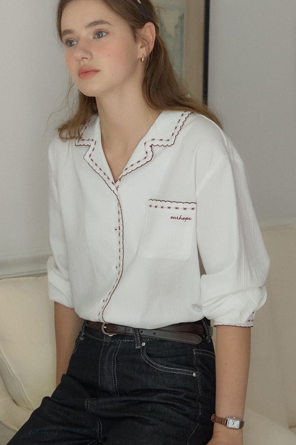 버밀리온 자수 블라우스 - 화이트는 클래식하고 로맨틱한 스타일을 연출하는 여성 의류입니다. 면 소재로 제작되어 부드러운 촉감을 자랑하며, 사계절 내내 착용할 수 있습니다. 데이트룩, 카페룩, 모임룩에 어울리며, 레귤러 핏과 클래식 칼라가 단정하면서도 세련된 분위기를 더합니다. 반소매 디자인에 별 모양 자수와 레이스 트림, 헤링본 텍스처가 섬세하게 더해졌으며, 진주 단추와 우측 버튼홀 디테일이 돋보입니다. 베이직하고 미니멀한 디자인으로 다양한 하의와 매치하여 폭넓은 스타일을 연출할 수 있습니다.
