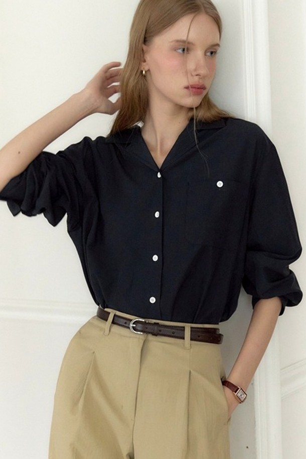 에마 포켓 블라우스 - 네이비는 여성스러운 분위기를 연출하는 베이직 스타일의 블라우스입니다. 부드러운 레이온과 면 혼방 소재로 제작되어 편안한 착용감을 선사하며, 얇은 두께감으로 봄, 여름, 가을 시즌에 활용하기 좋습니다. 릴랙스 핏과 오프칼라 디자인이 편안함을 더하고, 가슴 포켓과 등판 자수 디테일이 밋밋함을 덜어줍니다. 진주 로고 단추와 프론트 버튼 여밈으로 고급스러움을 강조했으며, 데이트룩, 오피스룩, 모임룩 등 다양한 TPO에 맞춰 클래식, 미니멀, 시크한 스타일을 연출할 수 있습니다. 긴 소매 기장으로 우아한 분위기를 더합니다.
