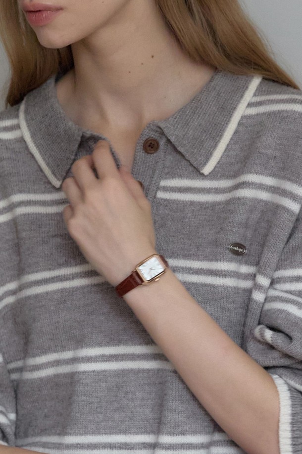 "Square Gold Classic Leather Watch - Brown"은 여성 고객을 위한 클래식하고 미니멀한 스타일의 시계입니다. 브라운 컬러의 소가죽 스트랩과 골드 컬러의 케이스가 조화롭게 어우러져 고급스러운 분위기를 자아냅니다. 사각 프레임과 로마 숫자 인덱스가 돋보이는 디자인은 빈티지 감성을 더하며, 일상과 포멀한 자리 모두에 잘 어울립니다. 생활 방수 기능과 충격 방지 기능으로 실용성을 높였으며, 오피스룩, 모임룩, 데이트룩 등 다양한 TPO에 매치하기 좋습니다. 자석 노출에 주의하고, 수영이나 사우나에서는 착용하지 마십시오.
