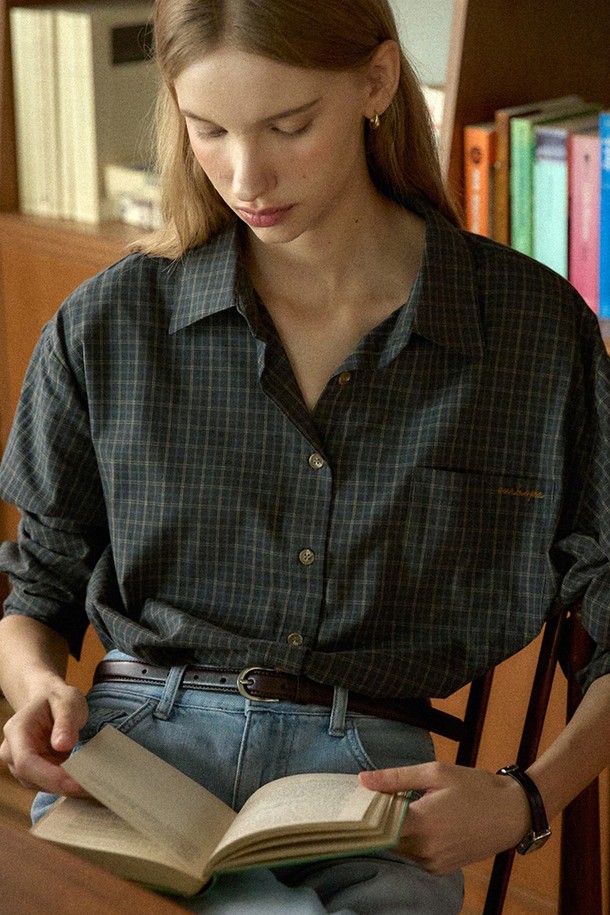 Laura 체크 셔츠 - 다크 그린은 클래식하고 프레피한 무드를 연출하는 여성용 셔츠입니다. 부드러운 면 소재에 릴랙스핏으로 편안한 착용감을 선사하며, 가을 시즌 데일리룩에 적합합니다. 다크 그린과 베이지 두 가지 컬러로 출시되었으며, 카라넥과 반소매 디자인이 특징입니다. 로고 각인 버튼, 시그니처 자수 디테일, 시그니처 라벨이 더해져 고급스러운 분위기를 더합니다. 카페룩이나 모임룩, 미니멀한 스타일링에 활용하기 좋습니다.
