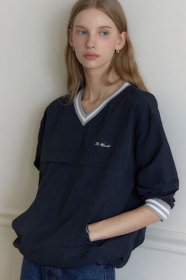 네이비 컬러의 V넥 아노락 스웨트셔츠입니다. 가볍고 부드러운 나일론 소재로 제작되어 봄, 가을 시즌에 착용하기 좋습니다. 얇은 두께감에 방수 및 발수 기능으로 실용성을 높였습니다. V넥 바인딩 처리와 자수 디테일, 밑단 스토퍼 및 조절끈으로 디자인 포인트를 더했으며, AERO 텀블 기술과 바이오 워싱 처리를 통해 편안한 착용감을 선사합니다. 일상, 나들이, 여행 등 다양한 TPO에 캐주얼하고 스포티하게 연출할 수 있는 아이템입니다.
