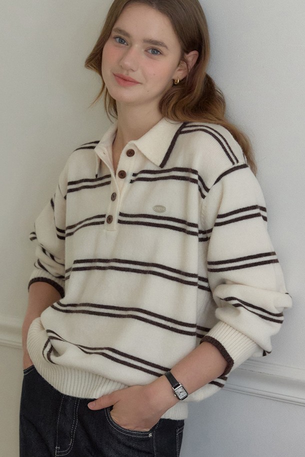 캐롤린 스트라이프 카라 니트 - 아이보리 컬러의 여성용 니트입니다. 부드러운 니트 소재로 제작되어 편안한 착용감을 선사하며, 봄, 가을에 적합합니다. 캐주얼 및 베이직 스타일을 연출하기 좋으며, 레귤러핏과 중간 두께감으로 다양한 코디에 활용할 수 있습니다. 아이보리 컬러 바탕에 스트라이프 패턴이 돋보이며, 카라넥과 긴 소매, 버튼 디테일이 특징입니다. 블랙 컬러 옵션도 제공됩니다.
