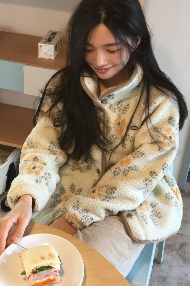 플로렌스 버튼 플리스 재킷 - 아이보리는 부드러운 플리스 소재로 제작되어 포근한 착용감을 선사합니다. 캐주얼 스타일의 여성용 플리스 자켓으로, 가을과 겨울에 따뜻하게 입을 수 있습니다. 루즈핏 디자인에 버튼 여밈 방식으로 편안하게 착용 가능하며, 꽃 자수 디테일이 돋보입니다. 산책룩이나 캠핑룩에 매치하여 캐주얼, 클래식, 로맨틱한 무드를 연출해보세요. 넉넉한 두께감과 긴 소매 기장으로 보온성을 높였습니다.
