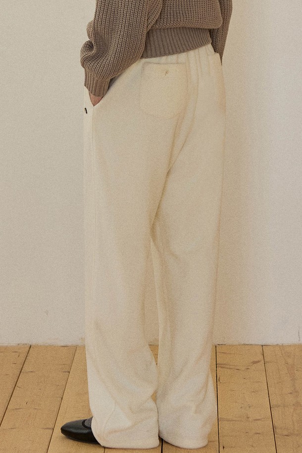 아이보리 색상의 Relaxed String Fleece Pants (릴렉스드 스트링 플리스 팬츠)는 가을과 겨울에 따뜻하게 입기 좋은 플리스 소재의 긴 바지입니다. 릴랙스 핏으로 편안한 착용감을 선사하며, 무지 디자인과 부드러운 촉감이 특징입니다. 허리 부분은 밴딩 처리되어 있고 스트링으로 조절 가능하여 활동성을 높였습니다. 집콕룩, 산책룩 등 캐주얼하고 미니멀한 스타일을 연출하기에 적합합니다. 두꺼운 두께감으로 보온성을 더했습니다.
