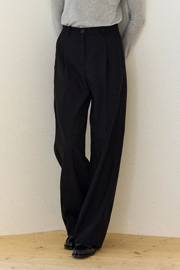 부드러운 브러쉬드 터치 원턱 팬츠 - 블랙은 남녀 모두 착용 가능한 와이드 핏의 긴 바지입니다. 봄, 가을, 겨울 세 계절에 걸쳐 활용할 수 있으며, 베이직하고 미니멀한 스타일을 연출하기 좋습니다. 두꺼운 두께감과 브러쉬드 터치 원단으로 제작되어 부드러운 촉감을 선사합니다. 원턱 디테일이 특징이며, 출근룩이나 비즈니스 캐주얼 스타일에도 잘 어울립니다. 클래식, 미니멀, 캐주얼 등 다양한 스타일을 소화할 수 있는 활용도 높은 아이템입니다.
