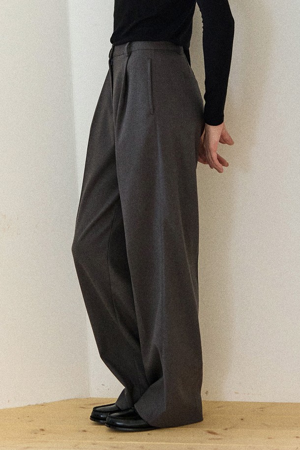 "Soft Brushed Touch One-Tuck Pants - 차콜"은 부드러운 브러쉬드 터치 소재로 제작되어 포근한 착용감을 선사하는 남성용 바지입니다. 가을, 겨울 시즌에 적합하며, 베이직하고 클래식한 스타일을 연출합니다. 레귤러핏에 긴 기장으로 제작되었으며, 차콜 컬러의 무지 디자인으로 어떤 상의에도 잘 어울립니다. 원턱 디테일이 있으며, 출근룩이나 비즈니스 캐주얼 스타일에도 활용 가능합니다. 미니멀하고 캐주얼한 스타일을 선호하는 남성에게 추천합니다.
