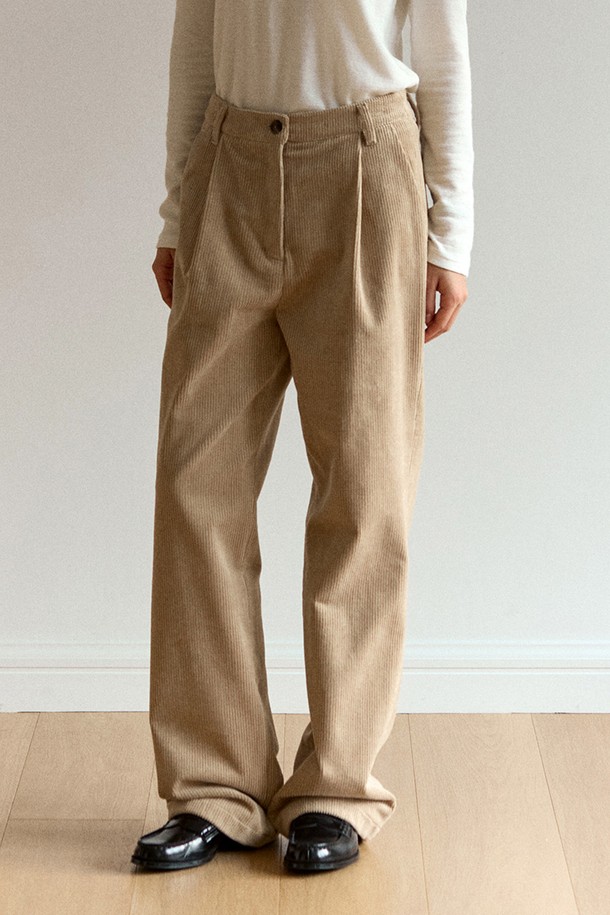 베이지 컬러의 코듀로이 원턱 릴렉스드 팬츠는 가을, 겨울 시즌에 안성맞춤인 남녀 공용 바지입니다. 부드러운 촉감의 두꺼운 코듀로이 소재로 제작되어 편안한 착용감을 선사하며, 릴렉스 핏과 원턱 디테일이 캐주얼하면서도 베이직한 스타일을 연출합니다. 출근룩이나 모임룩 등 다양한 TPO에 활용 가능하며, 캐주얼, 클래식, 미니멀 스타일을 즐겨 입는 분들께 추천합니다. 무지 디자인으로 어떤 상의와도 쉽게 매치할 수 있어 활용도가 높습니다.
