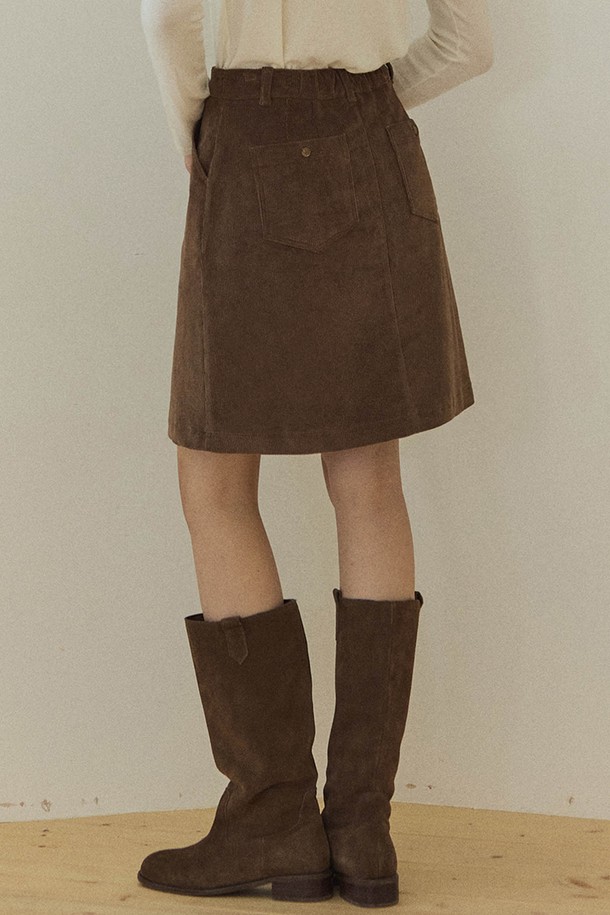 부드러운 코듀로이 소재로 제작되어 따뜻하고 포근한 착용감을 선사하는 브라운 컬러의 A라인 미디 스커트입니다. 가을, 겨울 시즌에 어울리는 두꺼운 두께감과 뻣뻣한 촉감으로 클래식하고 미니멀한 스타일을 연출합니다. 허리 라인부터 자연스럽게 퍼지는 A라인 핏은 다리 라인을 더욱 슬림하게 보이게 하며, 무지 디자인으로 다양한 상의와 손쉽게 매치할 수 있습니다. 오피스룩, 출근룩, 모임룩 등 TPO에 구애받지 않고 폭넓게 활용 가능합니다. 미디 기장으로 우아한 분위기를 더해줍니다.
