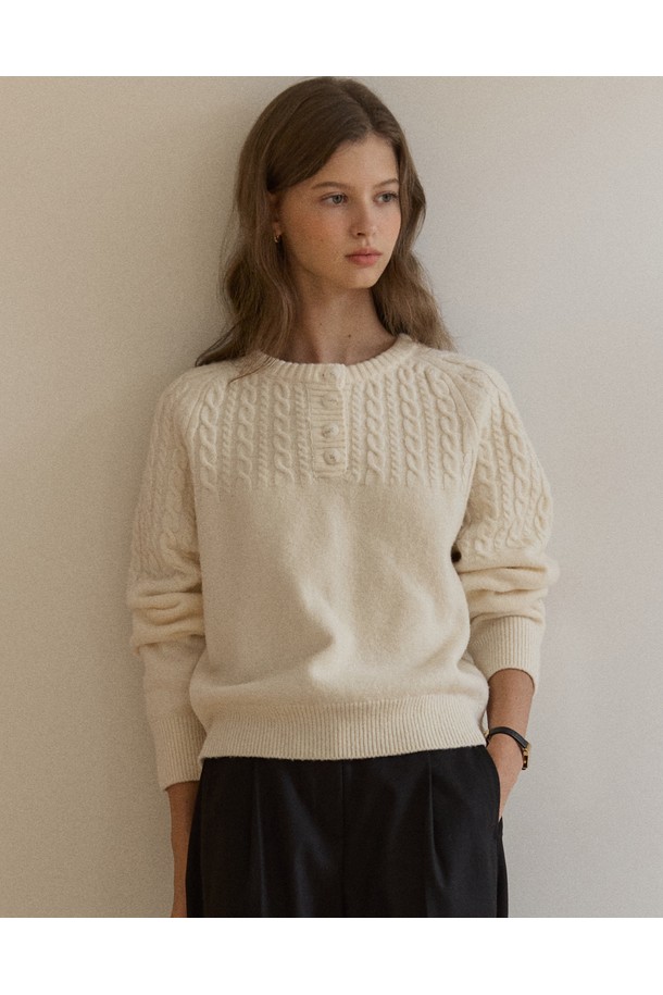 아이보리 컬러의 Button Wool Cable Knit (버튼 울 케이블 니트)는 여성스러운 매력을 더해주는 상의입니다. 부드러운 울 소재로 제작되어 가을, 겨울 시즌에 따뜻하고 포근하게 착용할 수 있습니다. 케이블 니트 패턴과 라운드넥 디자인이 베이직하면서도 클래식한 분위기를 연출하며, 버튼 디테일이 포인트로 더해졌습니다. 레귤러핏과 긴 소매 기장으로 데이트룩, 출근룩 등 다양한 스타일을 완성할 수 있으며, 미니멀, 캐주얼 룩에도 잘 어울립니다.
