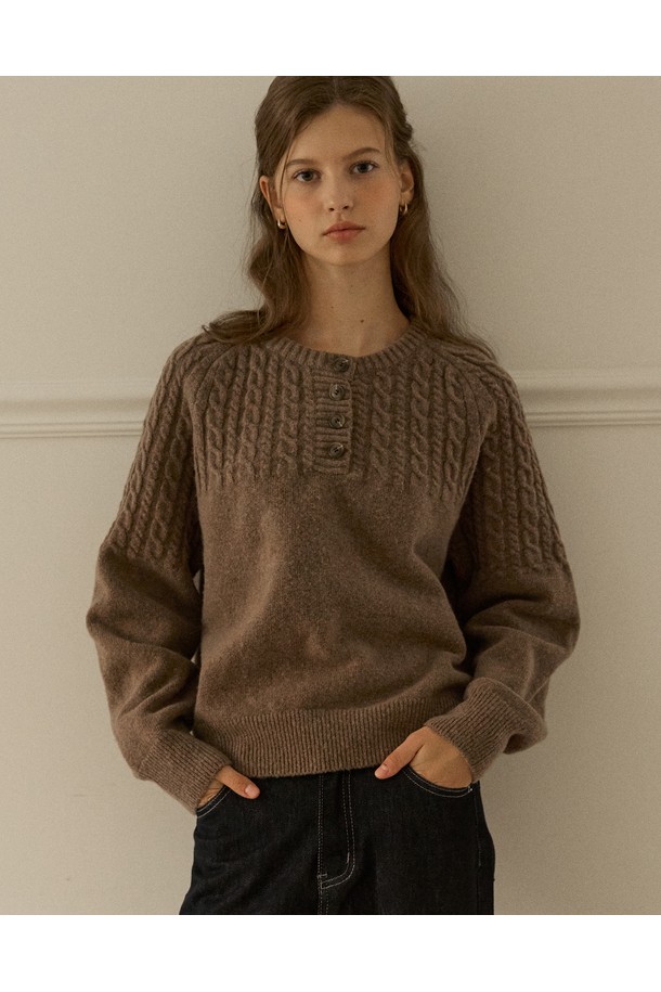 Button 울 케이블 니트 - 브라운은 여성스러운 무드를 연출하는 상의입니다. 부드러운 울 소재로 제작되어 가을, 겨울 시즌에 따뜻하게 착용할 수 있으며, 레귤러 핏과 라운드넥 디자인으로 편안한 착용감을 선사합니다. 베이직하고 클래식한 스타일로 출근룩, 모임룩 등 다양한 TPO에 활용 가능하며, 케이블 패턴과 버튼 디테일이 포인트입니다. 미니멀, 캐주얼 룩에도 잘 어울려 활용도가 높습니다.
