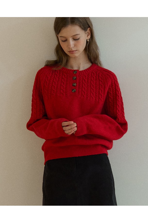 Button 울 케이블 니트 - 레드입니다. 부드러운 촉감의 울 소재로 제작되어 가을, 겨울 시즌에 따뜻하게 착용할 수 있습니다. 라운드넥 디자인에 레귤러핏으로, 베이직하면서도 클래식한 스타일을 연출합니다. 케이블 패턴과 버튼 디테일이 포인트로, 데이트룩이나 출근룩에 모두 잘 어울립니다. 긴 소매 기장과 두꺼운 두께감으로 포근함을 더했습니다.
