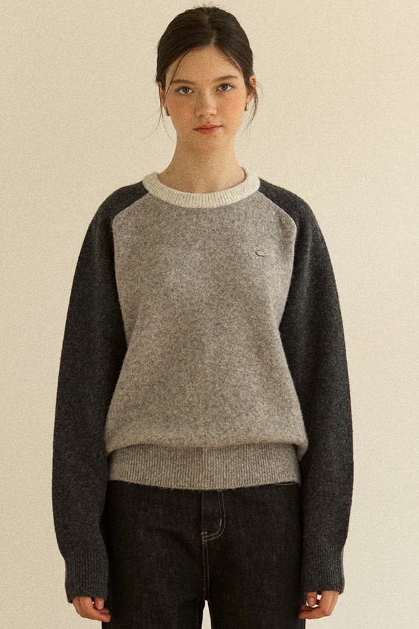 차콜 컬러의 투톤 울 래글런 니트는 여성스러운 캐주얼룩을 완성하는 데 제격입니다. 부드러운 촉감의 울 소재로 제작되어 가을, 겨울 시즌에 따뜻하게 착용할 수 있습니다. 베이직하면서도 세련된 투톤 배색과 래글런 슬리브 디자인이 특징이며, 오버핏으로 편안한 착용감을 선사합니다. 라운드넥과 긴 소매 기장으로 어떤 스타일에도 잘 어울리며, 출근룩으로도 활용 가능합니다. 미니멀, 클래식 스타일을 즐겨 입는 분들께 추천합니다.
