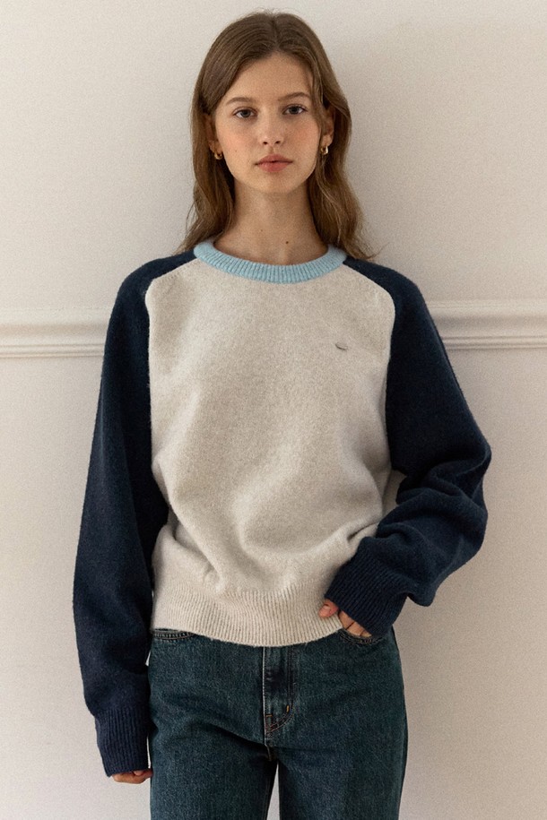 네이비 배색 투톤 울 래글런 니트는 가을과 겨울, 데일리룩과 모임룩에 모두 잘 어울리는 상의입니다. 부드러운 촉감의 울 소재로 제작되어 포근하며, 레귤러 핏과 라운드넥 디자인으로 편안한 착용감을 선사합니다. 베이직하고 캐주얼한 스타일로 다양한 하의와 매치하기 좋으며, 래글런 소매 디자인이 특징입니다. 두꺼운 두께감으로 따뜻함을 유지해주며, 미니멀하고 클래식한 스타일을 선호하는 분들께 추천합니다.
